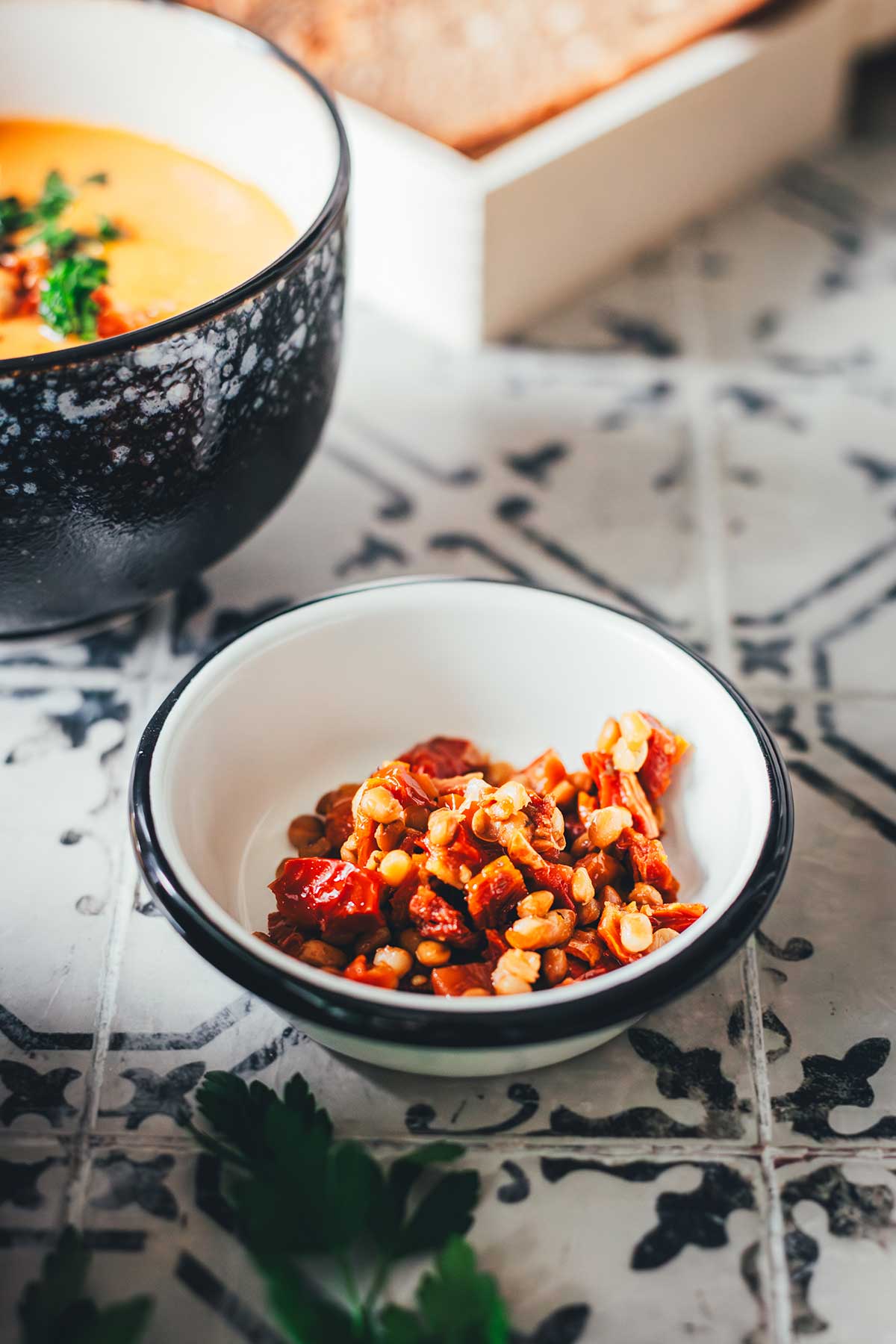 Gehackte getrocknete Tomaten und braune Linsen in einer kleinen Schale, als Topping für die Suppe | moeyskitchen.com