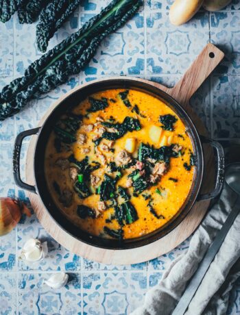 Cremige Zuppa Toscana wie bei Olive Garden – eine würzige Kartoffelsuppe mit herzhaftem Wurstbrät, knusprigem Bacon und frischem Grünkohl. Deftig, aromatisch und perfekt für kalte Tage! | moeyskitchen.com