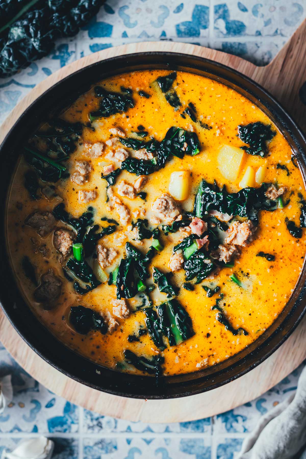 Cremige Zuppa Toscana wie bei Olive Garden – eine würzige Kartoffelsuppe mit herzhaftem Wurstbrät, knusprigem Bacon und frischem Grünkohl. Deftig, aromatisch und perfekt für kalte Tage! | moeyskitchen.com