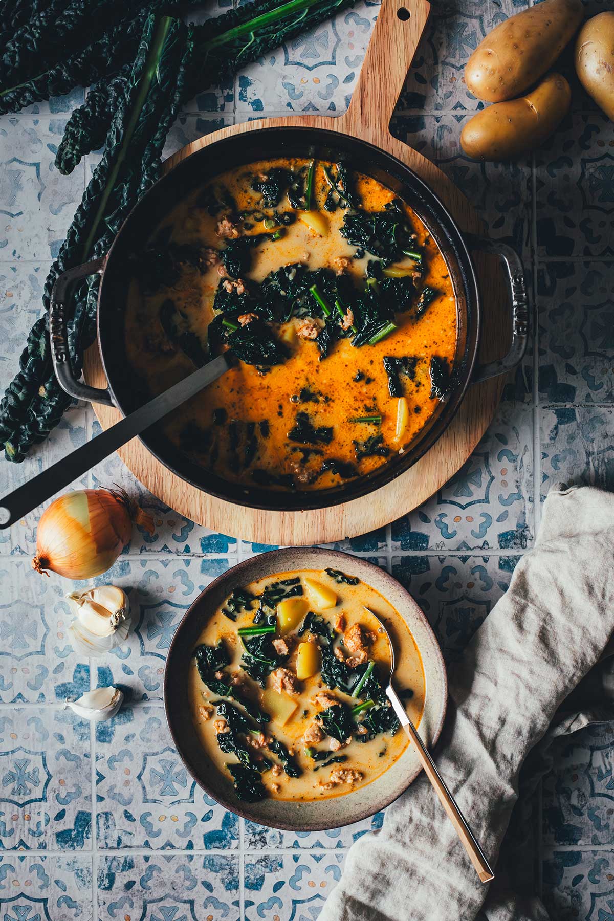 Cremige Zuppa Toscana wie bei Olive Garden – eine würzige Kartoffelsuppe mit herzhaftem Wurstbrät, knusprigem Bacon und frischem Grünkohl. Deftig, aromatisch und perfekt für kalte Tage! | moeyskitchen.com