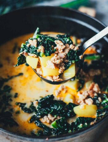Cremige Zuppa Toscana wie bei Olive Garden – eine würzige Kartoffelsuppe mit herzhaftem Wurstbrät, knusprigem Bacon und frischem Grünkohl. Deftig, aromatisch und perfekt für kalte Tage! | moeyskitchen.com