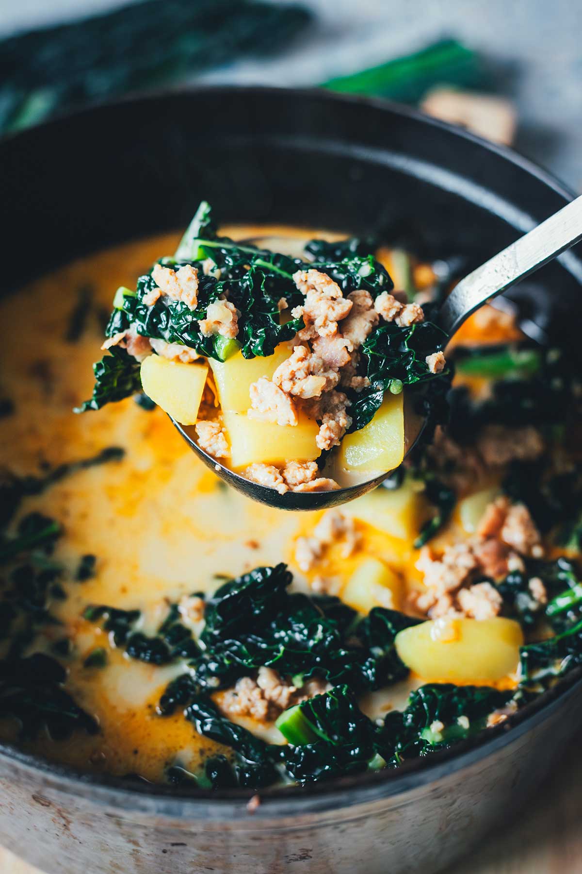 Cremige Zuppa Toscana wie bei Olive Garden – eine würzige Kartoffelsuppe mit herzhaftem Wurstbrät, knusprigem Bacon und frischem Grünkohl. Deftig, aromatisch und perfekt für kalte Tage! | moeyskitchen.com