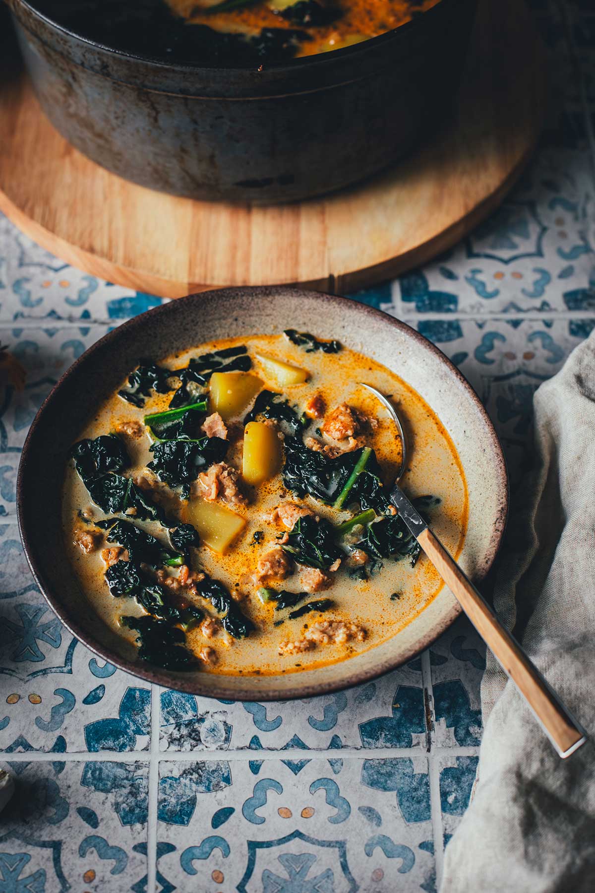 Cremige Zuppa Toscana wie bei Olive Garden – eine würzige Kartoffelsuppe mit herzhaftem Wurstbrät, knusprigem Bacon und frischem Grünkohl. Deftig, aromatisch und perfekt für kalte Tage! | moeyskitchen.com