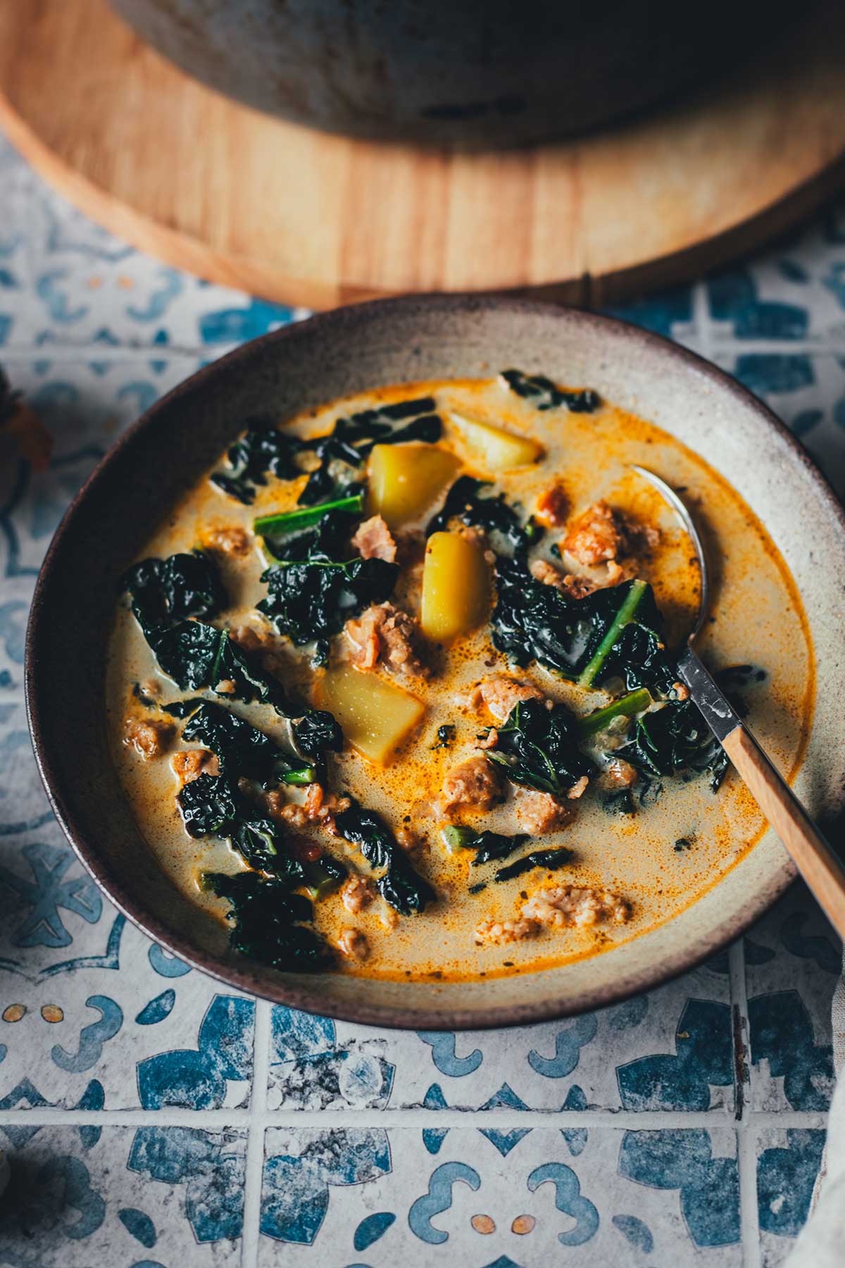 Cremige Zuppa Toscana wie bei Olive Garden – eine würzige Kartoffelsuppe mit herzhaftem Wurstbrät, knusprigem Bacon und frischem Grünkohl. Deftig, aromatisch und perfekt für kalte Tage! | moeyskitchen.com