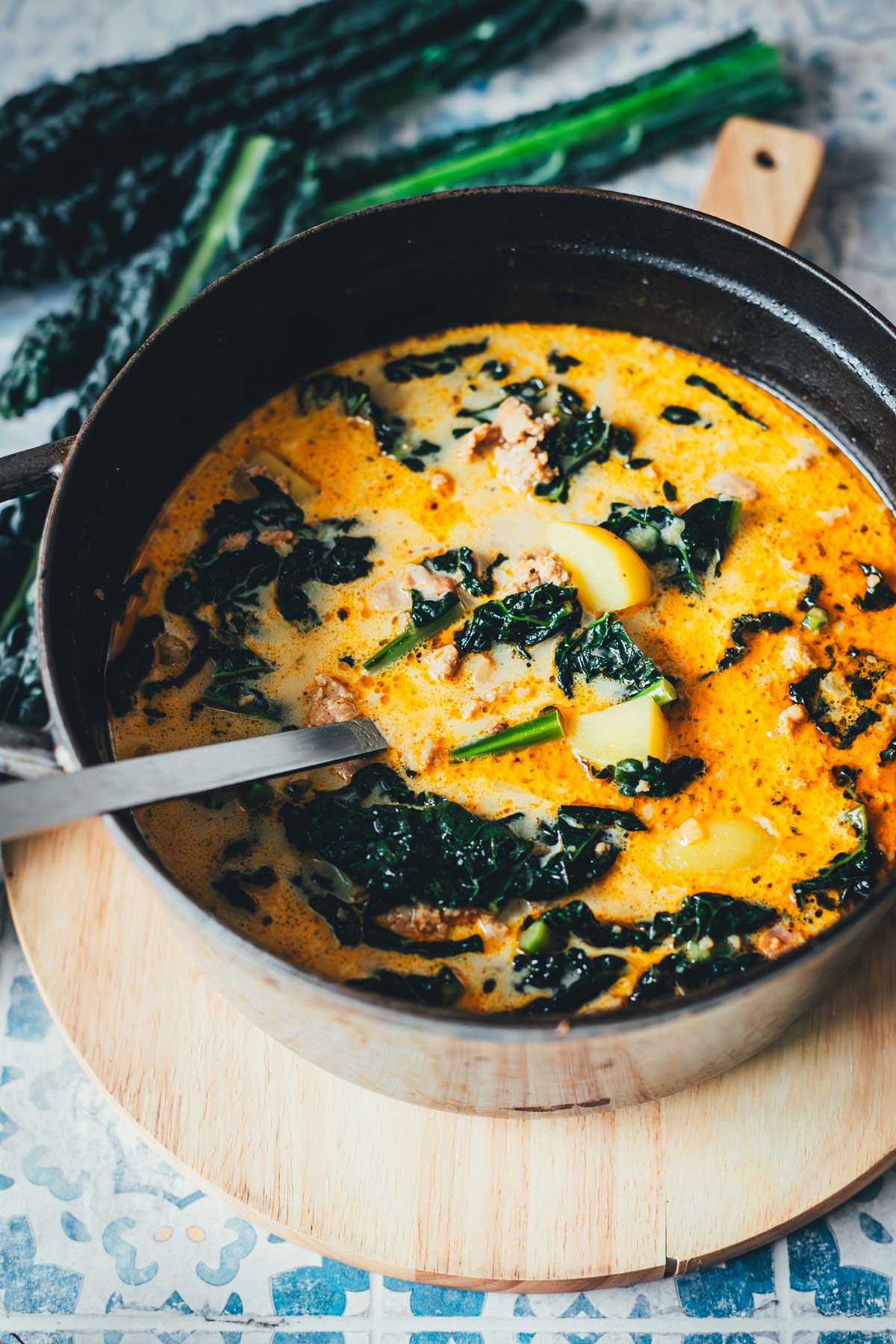 Cremige Zuppa Toscana wie bei Olive Garden – eine würzige Kartoffelsuppe mit herzhaftem Wurstbrät, knusprigem Bacon und frischem Grünkohl. Deftig, aromatisch und perfekt für kalte Tage! | moeyskitchen.com