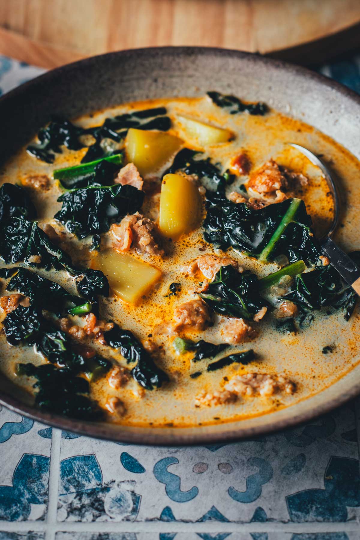 Cremige Zuppa Toscana wie bei Olive Garden – eine würzige Kartoffelsuppe mit herzhaftem Wurstbrät, knusprigem Bacon und frischem Grünkohl. Deftig, aromatisch und perfekt für kalte Tage! | moeyskitchen.com