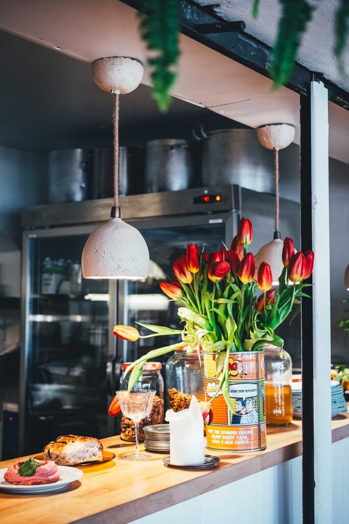 Wir haben uns für das Blai entschieden und waren begeistert von dem tollen, gemütlichen Boho-Ambiente der Weinbar. Fokus sind hier Naturweine, tolle Drinks und fantastische Snacks und kleine Gerichte. | moeyskitchen.com