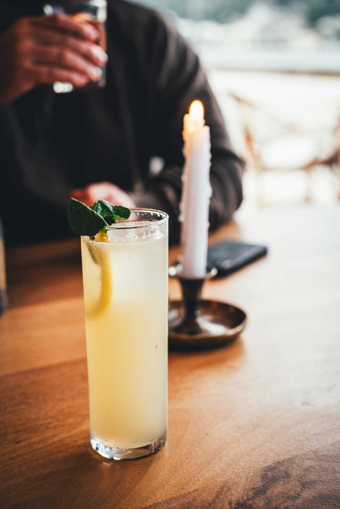 Wir haben uns für das Blai entschieden und waren begeistert von dem tollen, gemütlichen Boho-Ambiente der Weinbar. Fokus sind hier Naturweine, tolle Drinks und fantastische Snacks und kleine Gerichte. | moeyskitchen.com