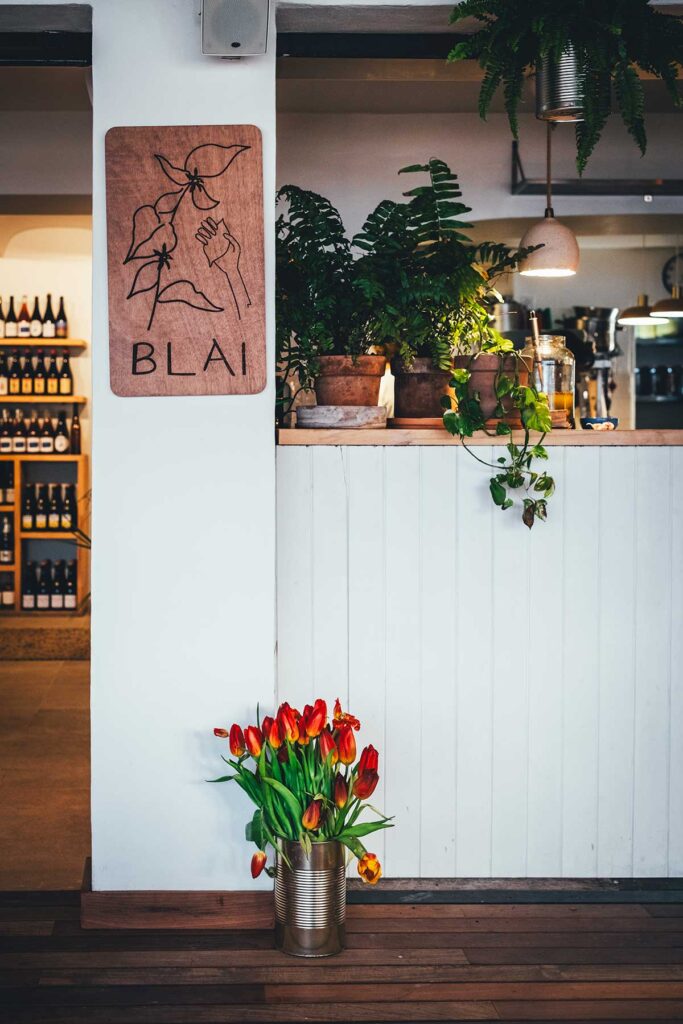 Wir haben uns für das Blai entschieden und waren begeistert von dem tollen, gemütlichen Boho-Ambiente der Weinbar. Fokus sind hier Naturweine, tolle Drinks und fantastische Snacks und kleine Gerichte. | moeyskitchen.com