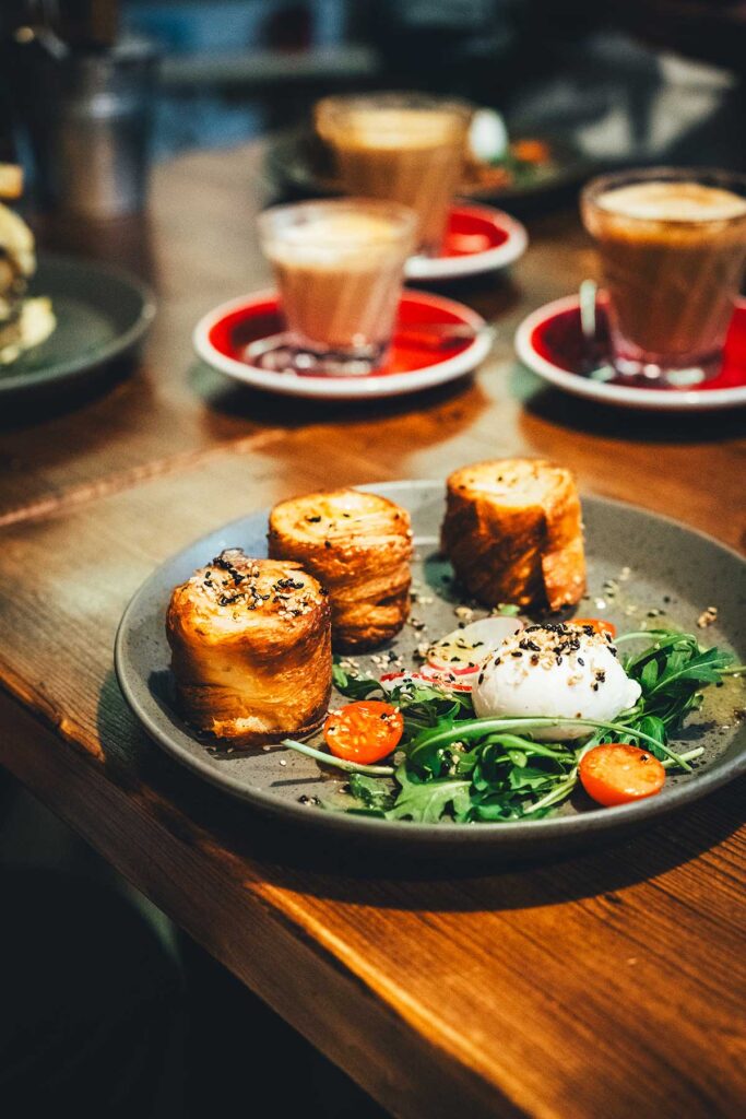 Ein weiteres Highlight für Frühstück oder Brunch ist das Café NOTI. Hier gibt es hervorragenden Kaffee aus eigener Röstung und ein fantastisches Frühstück mit French Toast, Eggs Benedict und köstlichem Carrot Cake. | moeyskitchen.com