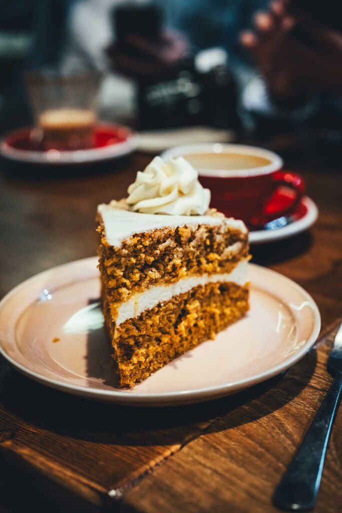 Ein weiteres Highlight für Frühstück oder Brunch ist das Café NOTI. Hier gibt es hervorragenden Kaffee aus eigener Röstung und ein fantastisches Frühstück mit French Toast, Eggs Benedict und köstlichem Carrot Cake. | moeyskitchen.com
