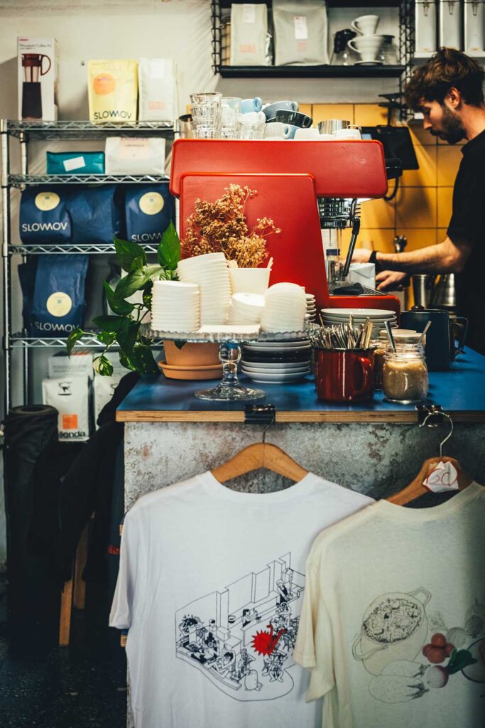 Ein cooles, hippes Café für eine schnelle Kaffeepause ist das Café Riutort gleich hinter der Ramblas. | moeyskitchen.com