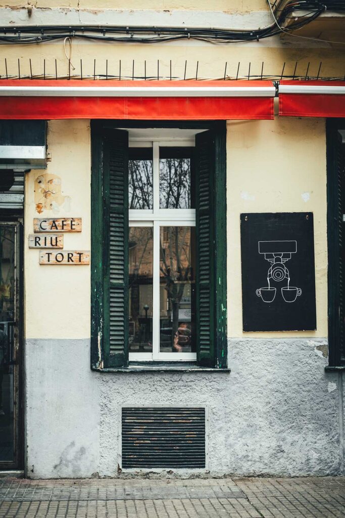 Ein cooles, hippes Café für eine schnelle Kaffeepause ist das Café Riutort gleich hinter der Ramblas. | moeyskitchen.com