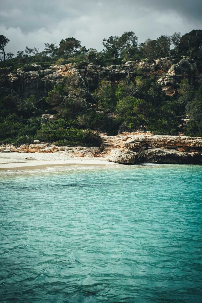 Cala Llombards gehört zu meinen liebsten Buchten auf Mallorca! | moeyskitchen.com