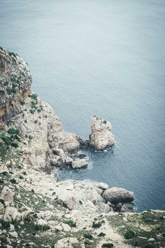 Die Halbinsel Formentor im Norden Mallorcas gehört zu den landschaftlich beeindruckendsten Orten der Insel. | moeyskitchen.com