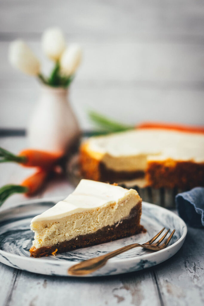 Mein leckerer Carrot Cake Cheesecake für die Oster-Feiertage vereint gleich zwei Klassiker in einem: cremigen Käsekuchen und saftigen Möhrenkuchen. Wer Rüblitorte mag und Cheesecake liebt, wird auch an diesem Kuchen nicht vorbei kommen. Schmeckt nicht nur zu Ostern! | moeyskitchen.com