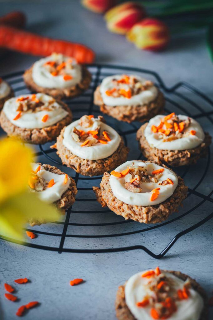 Nicht nur zu Ostern genial: super leckere und saftige Carrot Cake Cookies. Das sind herrlich saftige, weiche Kekse mit geraspelten Möhren und einem cemigen Frosting aus Frischkäse getoppt. Typisch amerikanisch gebackene Kekse, die mehr an kleine Kuchen erinnern und genial lecker nach Karottenkuchen schmecken. | moeyskitchen.com