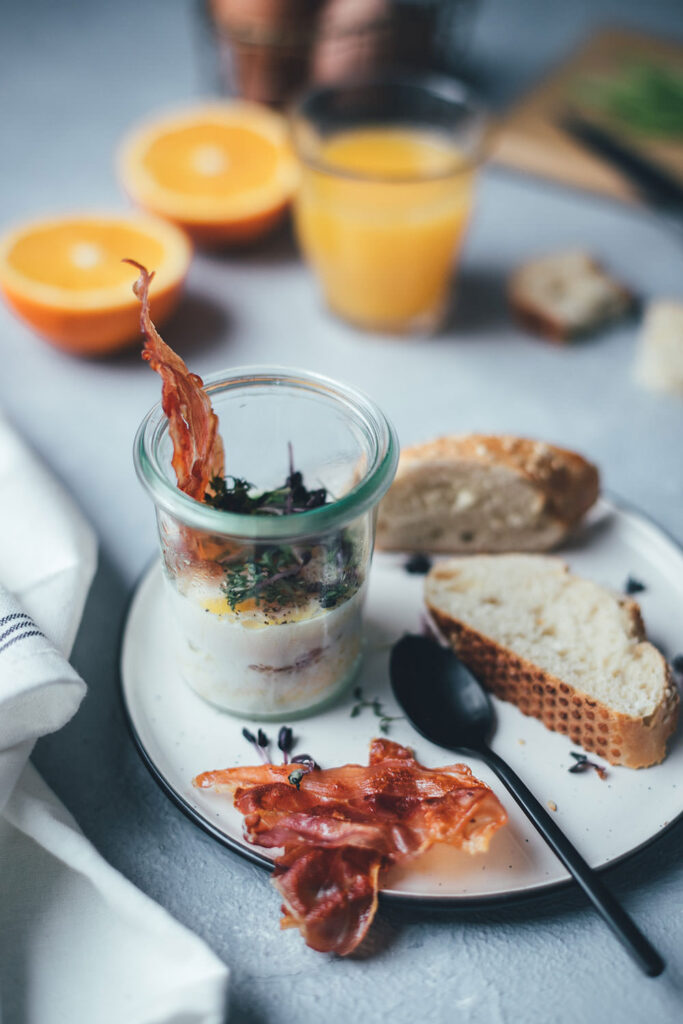 Rezept für Eier im Glas (Oeufs cocotte) zum Sonntagsfrühstück | moeyskitchen.com