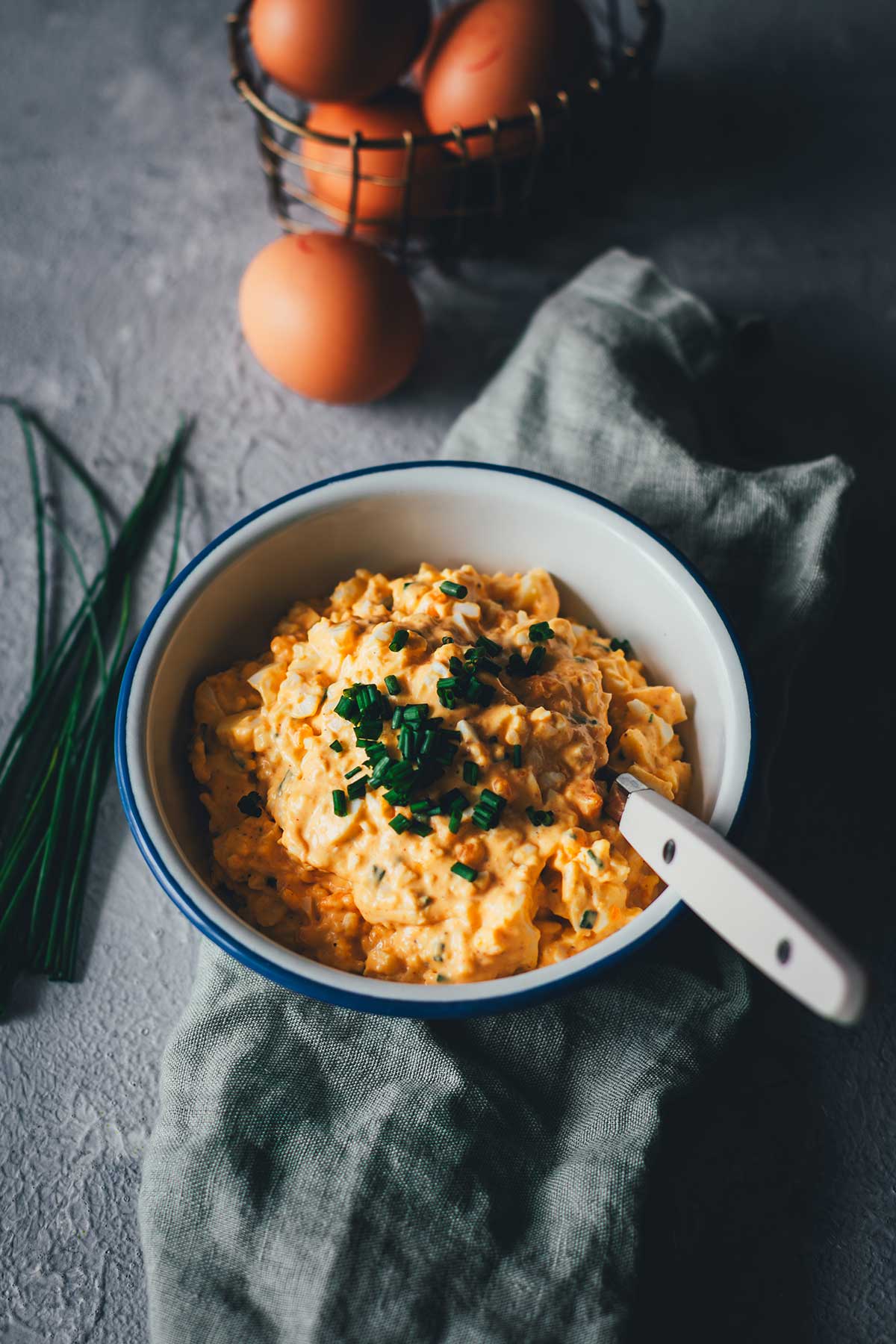 Eiersalat selber machen mit einfachen Zutaten und Tipps fürs Eierkochen. Mein Rezept ist alltagstauglich und schmeckt besser als fertig gekaufter Eiersalat. | moeyskitchen.com