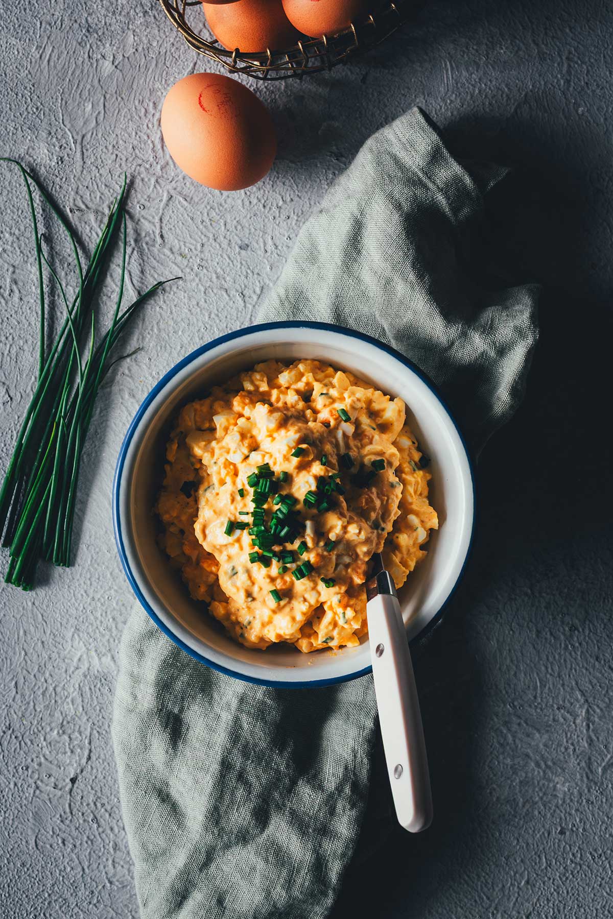 Eiersalat selber machen mit einfachen Zutaten und Tipps fürs Eierkochen. Mein Rezept ist alltagstauglich und schmeckt besser als fertig gekaufter Eiersalat. | moeyskitchen.com