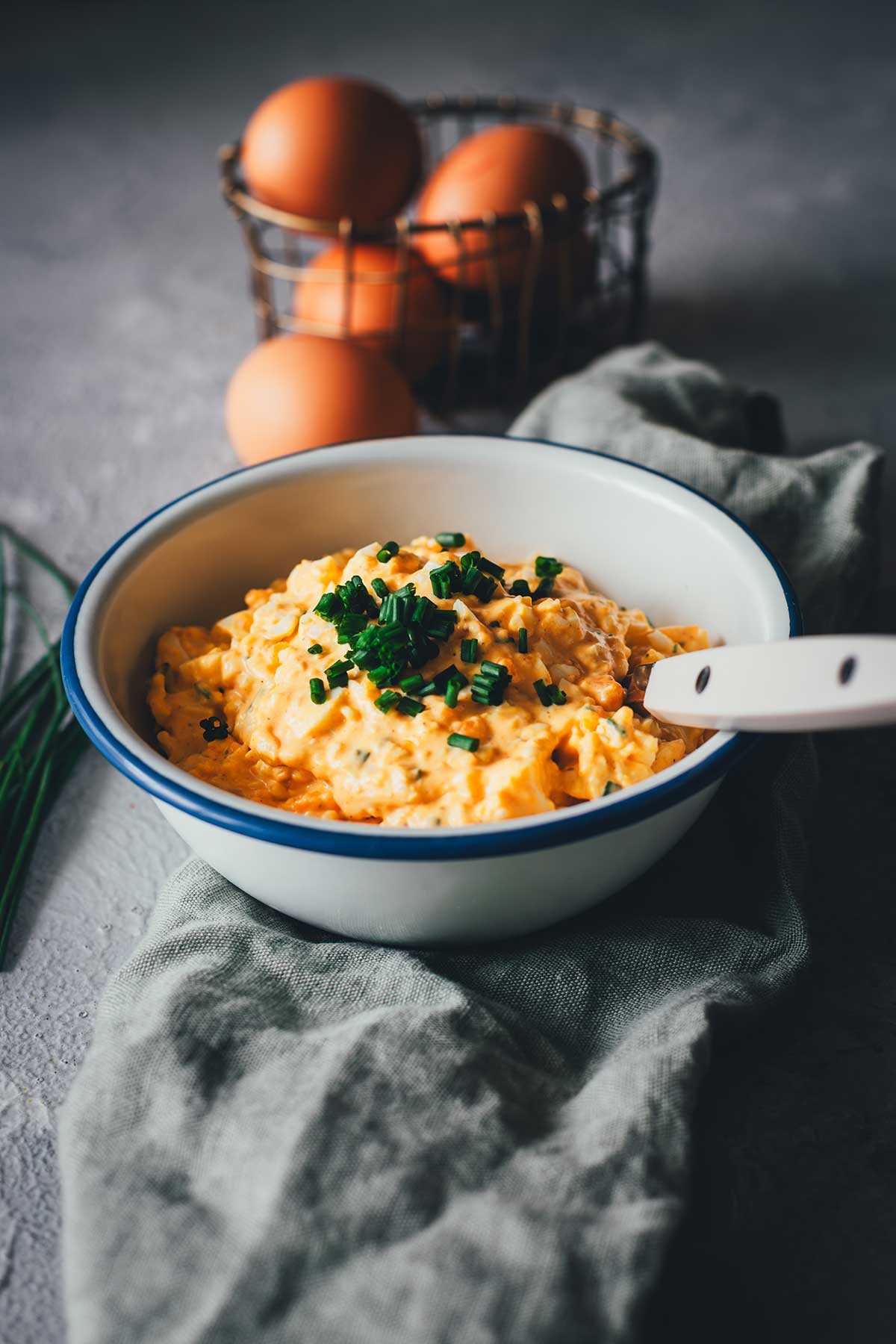 Eiersalat selber machen mit einfachen Zutaten und Tipps fürs Eierkochen. Mein Rezept ist alltagstauglich und schmeckt besser als fertig gekaufter Eiersalat. | moeyskitchen.com
