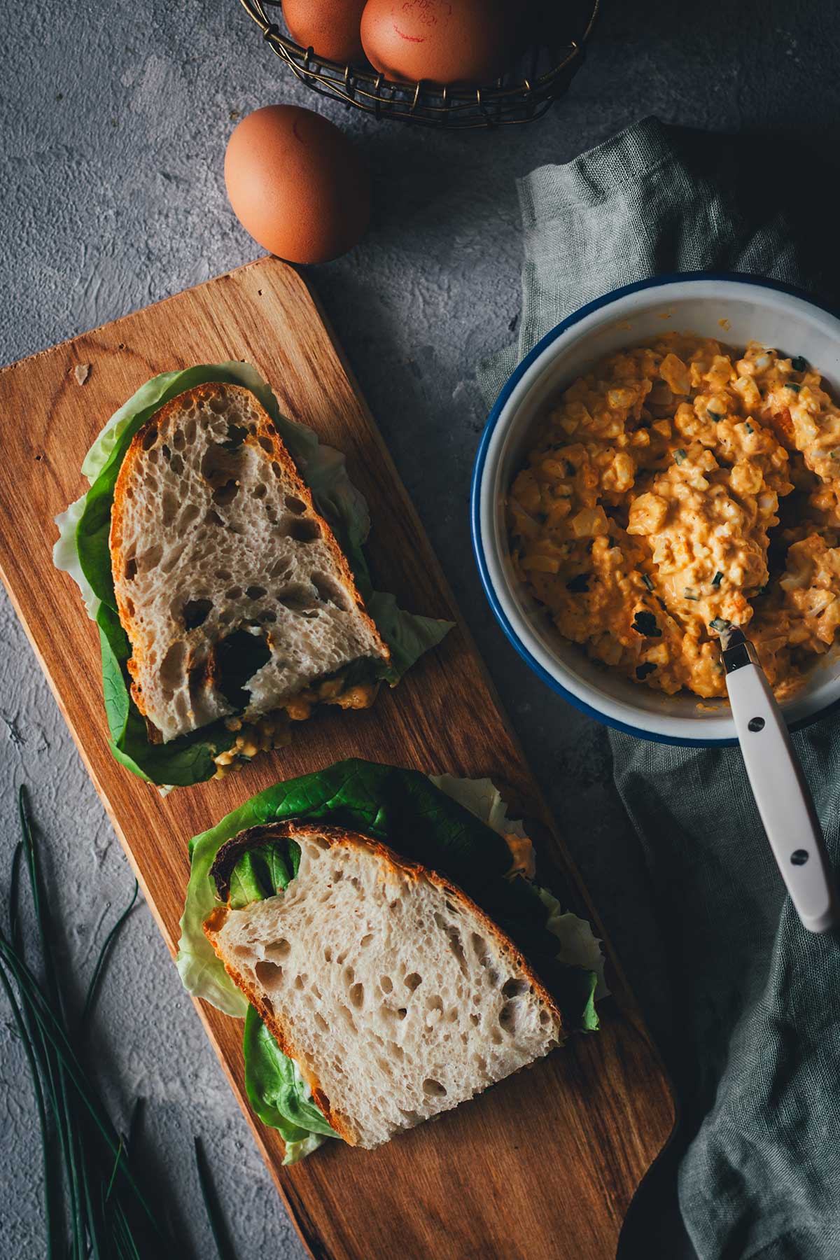 Eiersalat selber machen mit einfachen Zutaten und Tipps fürs Eierkochen. Mein Rezept ist alltagstauglich und schmeckt besser als fertig gekaufter Eiersalat. | moeyskitchen.com