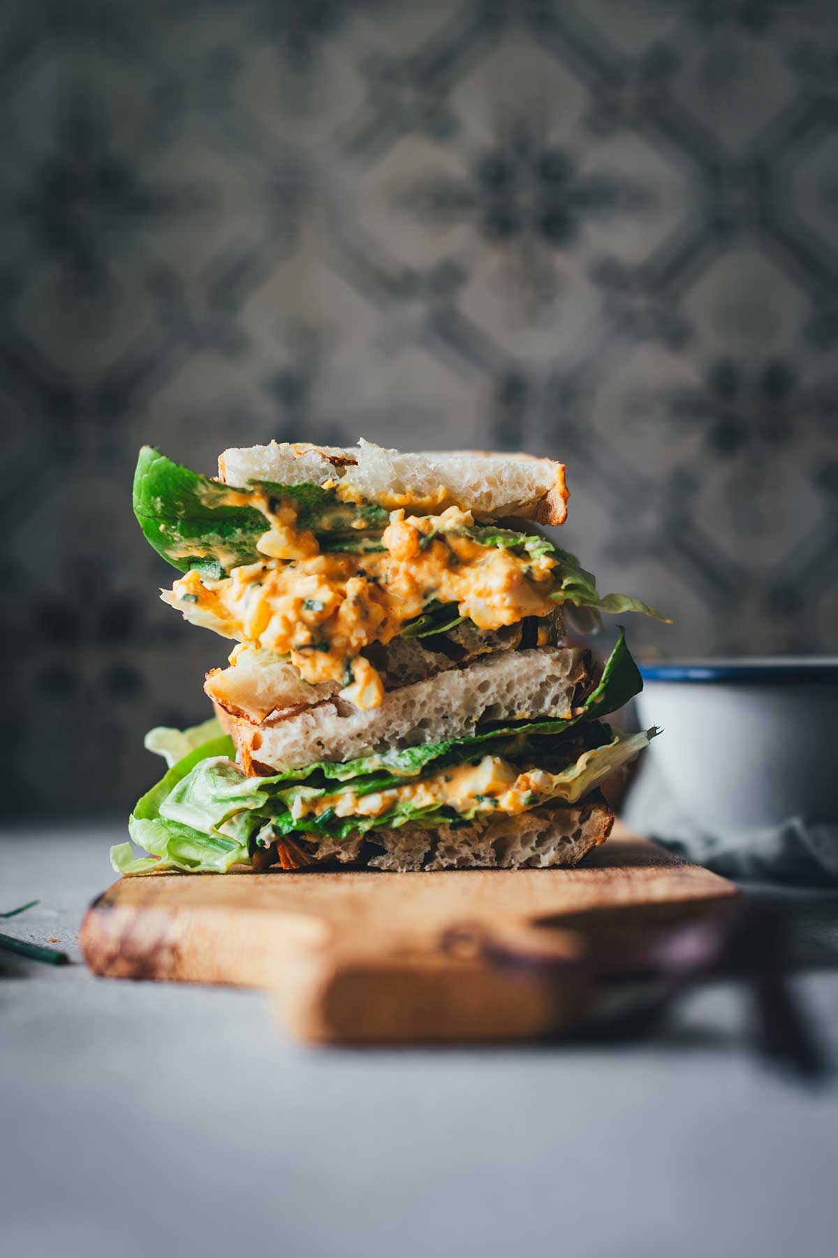 Eiersalat selber machen mit einfachen Zutaten und Tipps fürs Eierkochen. Mein Rezept ist alltagstauglich und schmeckt besser als fertig gekaufter Eiersalat. | moeyskitchen.com