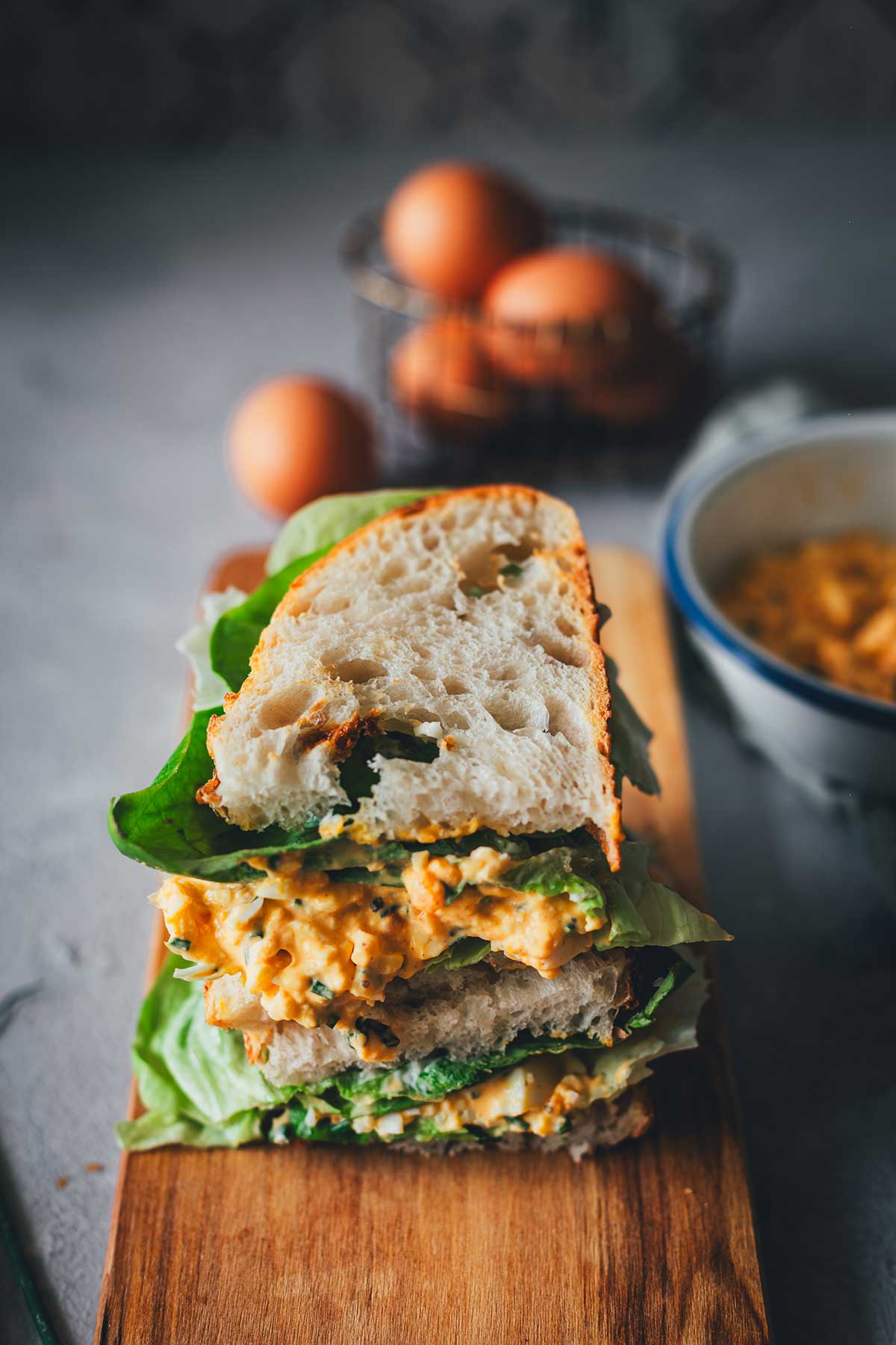 Eiersalat selber machen mit einfachen Zutaten und Tipps fürs Eierkochen. Mein Rezept ist alltagstauglich und schmeckt besser als fertig gekaufter Eiersalat. | moeyskitchen.com