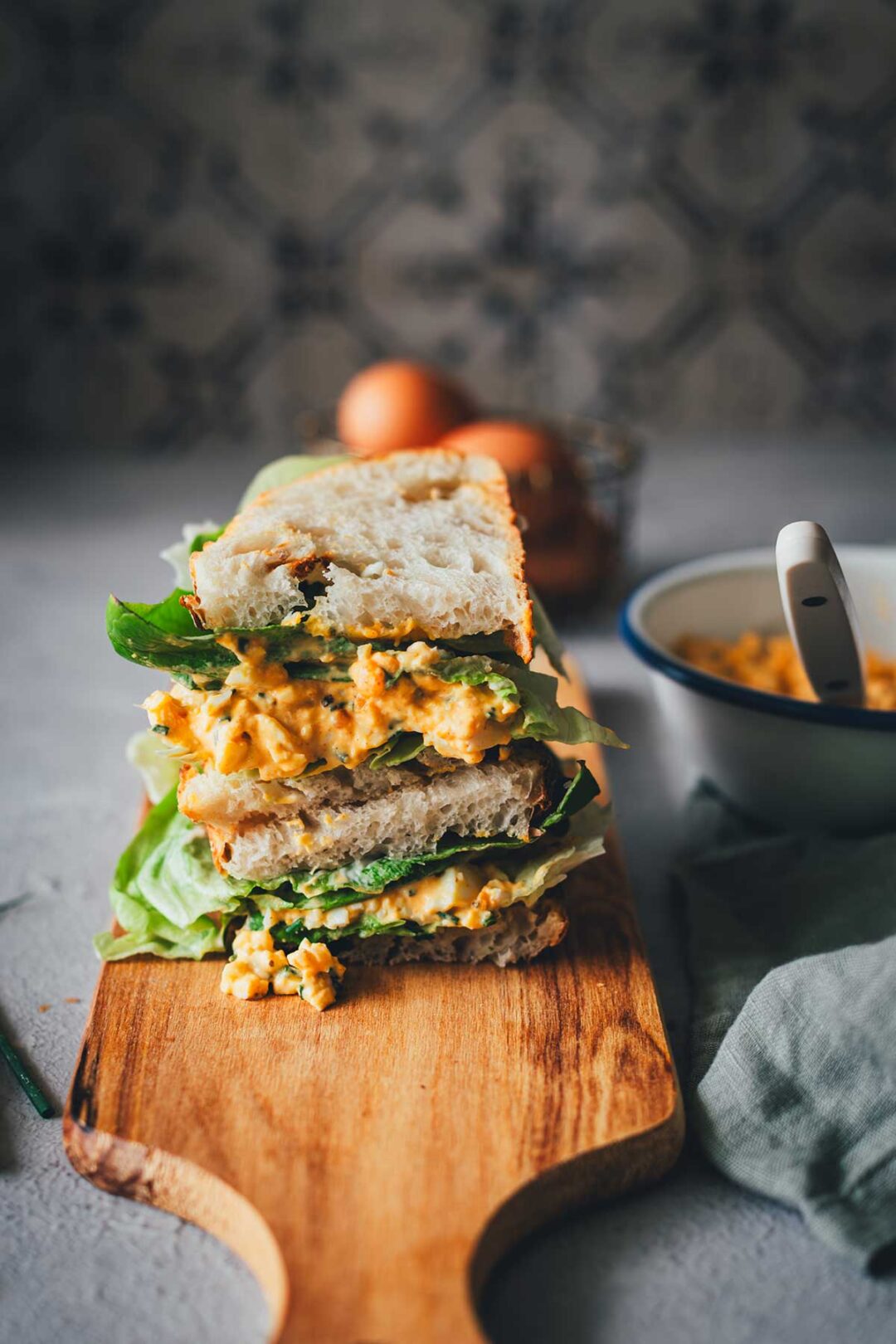 Eiersalat selber machen mit einfachen Zutaten und Tipps fürs Eierkochen. Mein Rezept ist alltagstauglich und schmeckt besser als fertig gekaufter Eiersalat. | moeyskitchen.com