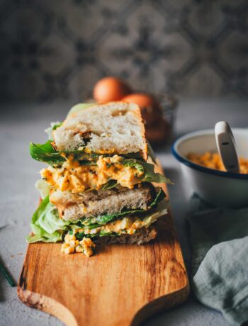 Eiersalat selber machen mit einfachen Zutaten und Tipps fürs Eierkochen. Mein Rezept ist alltagstauglich und schmeckt besser als fertig gekaufter Eiersalat. | moeyskitchen.com