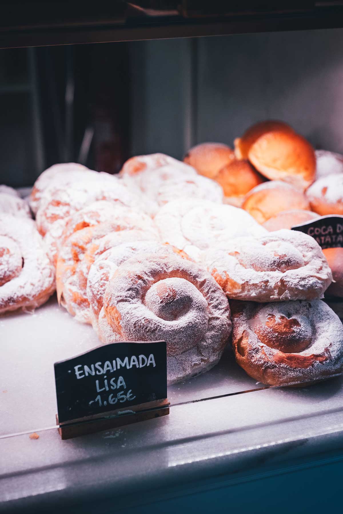 Ensaimadas sind mein mallorquinisches Lieblingsgebäck! | moeyskitchen.com