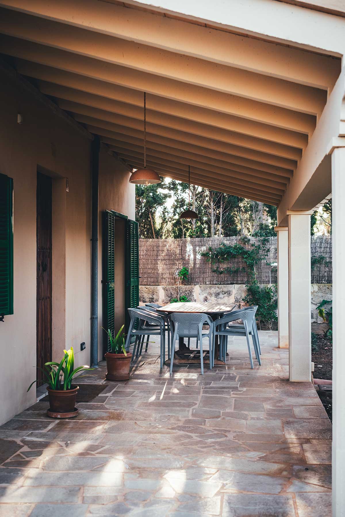Wir haben jetzt im März zu acht in der fantastischen Finca S'hort de Marina im Süden der Insel gewohnt, die ich euch sehr ans Herz legen kann. Vor allem für 4-8 Personen ist sie genau richtig. | moeyskitchen.com