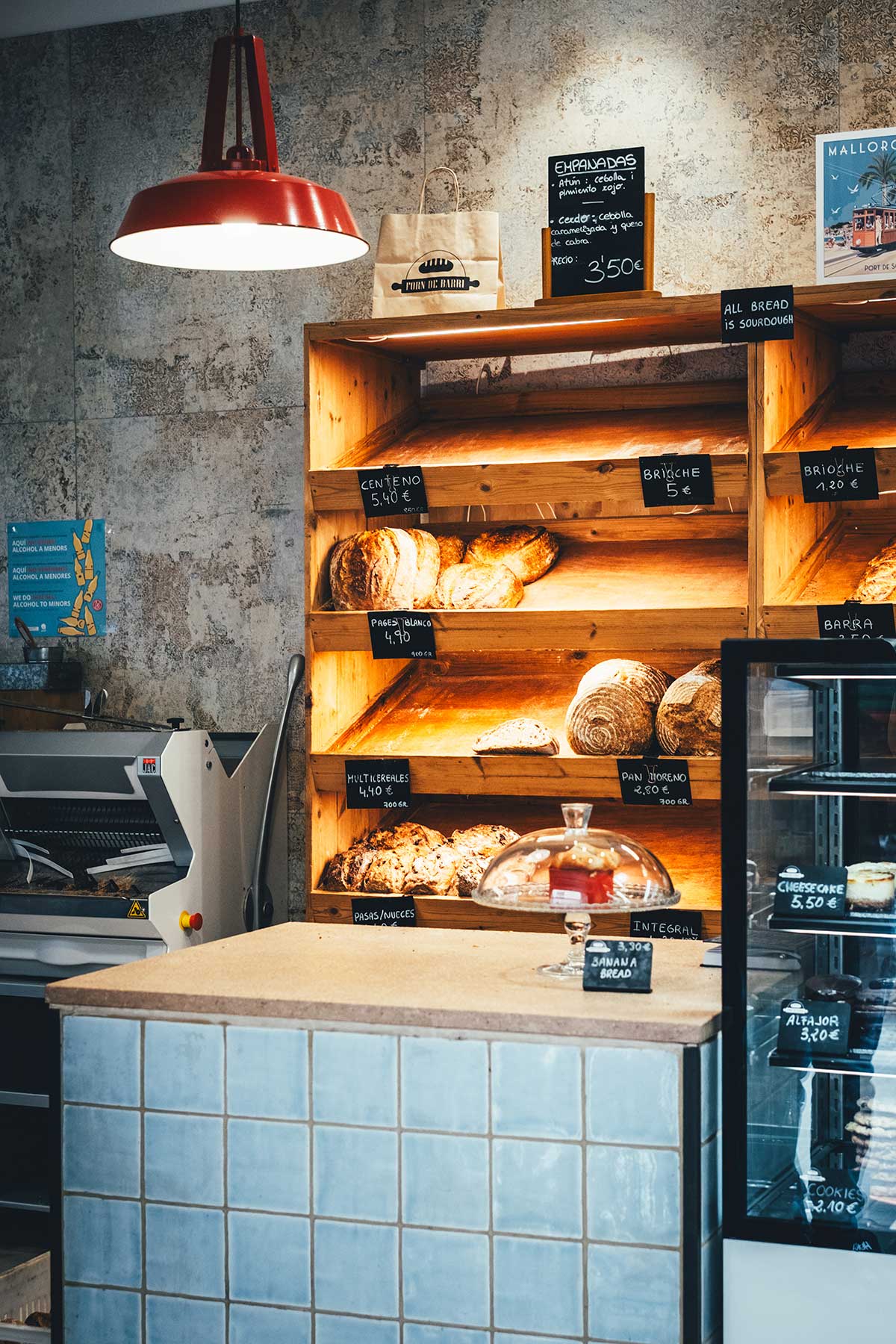 Wer Lust auf einen Kaffee abseits der Touri-Läden hat, für den lohnt sich ein Besuch in der Bäckerei und Espressobar Forn de Barri. | moeyskitchen.com