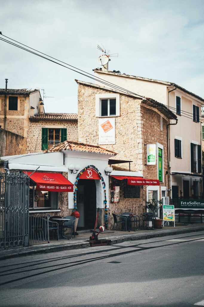 ch habe auf Mallorca viel Eis probiert, aber keines kommt an das von Gelat Sóller heran. Besonders die Sorten mit Orangen und Zitronen aus der Region sind unschlagbar. | moeyskitchen.com