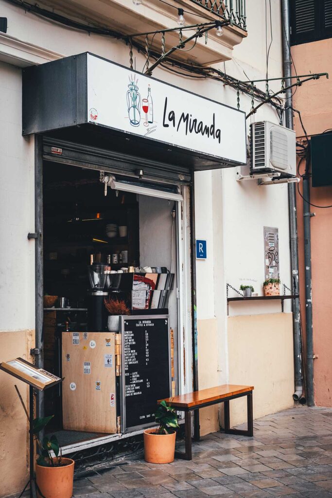 Für eine entspannte Bar mit guter Atmosphäre empfehle ich das La Miranda. Es liegt versteckt in einem ruhigen Hinterhof und bietet eine tolle Auswahl an Drinks und Snacks. | moeyskitchen.com