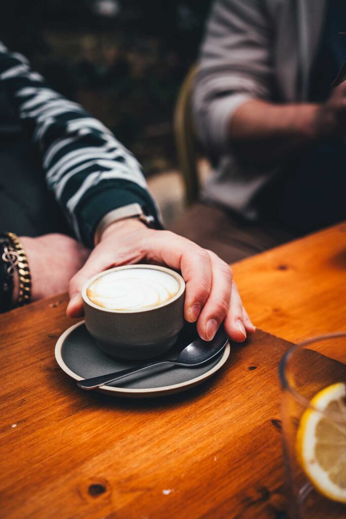 Für eine entspannte Bar mit guter Atmosphäre empfehle ich das La Miranda. Es liegt versteckt in einem ruhigen Hinterhof und bietet eine tolle Auswahl an Drinks und Snacks. | moeyskitchen.com