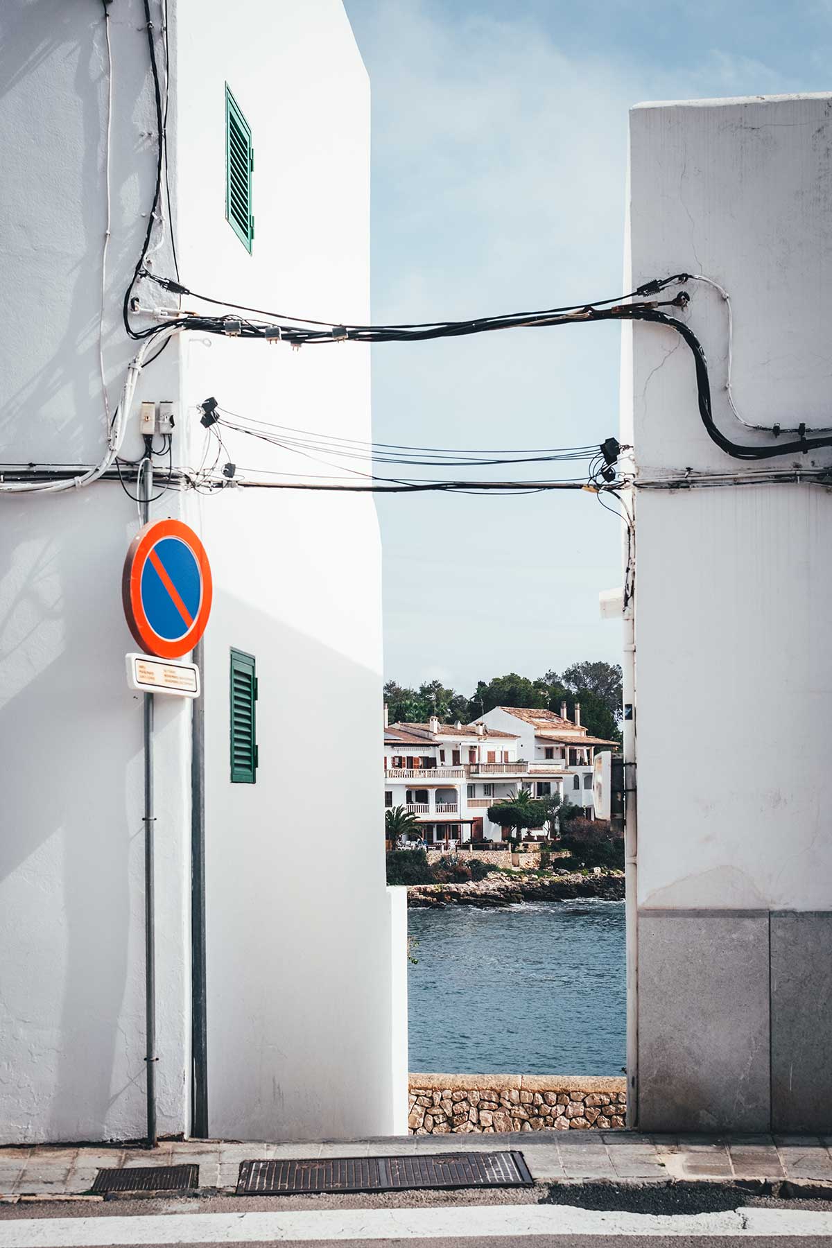 Während viele Küstenorte Mallorcas stark vom Tourismus geprägt sind, hat sich Portopetro seinen ruhigen, ursprünglichen Charme bewahrt. Der kleine Hafenort an der Südostküste ist eine tolle Alternative zu belebten Orten wie Cala d’Or. | moeyskitchen.com