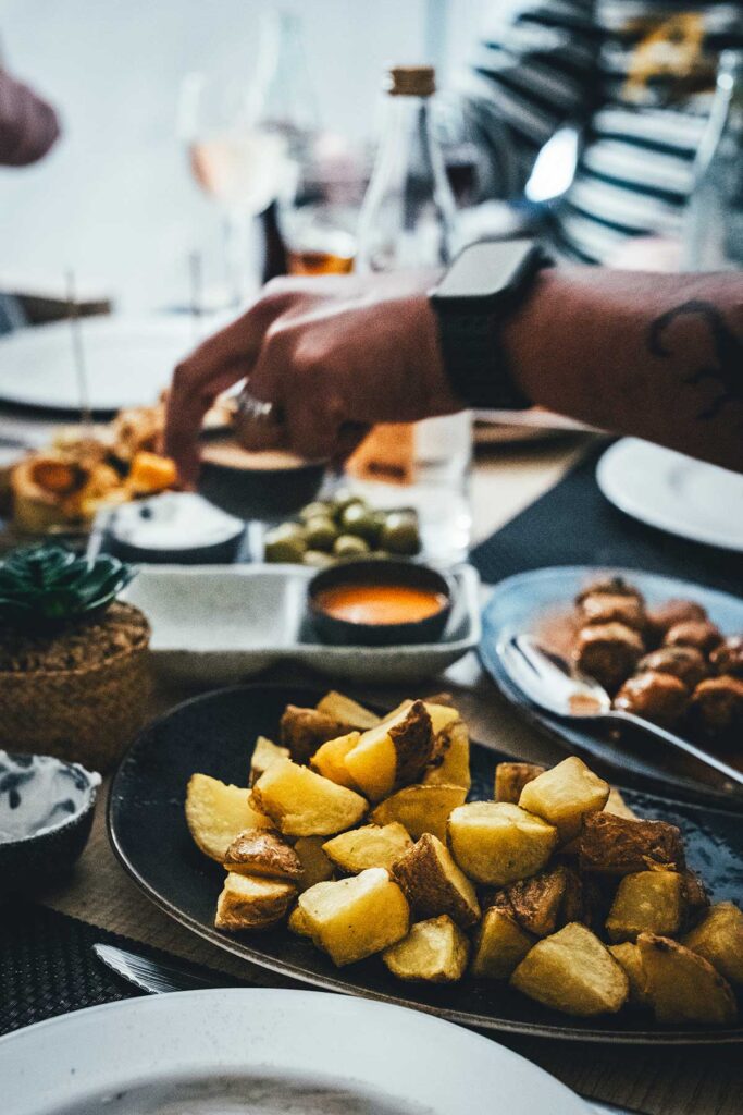 Wer eine kulinarische Pause einlegen möchte, sollte das Restaurant Can Polit ausprobieren. Hier gibt es fantastische Tapas in gemütlicher Atmosphäre. | moeyskitchen.com