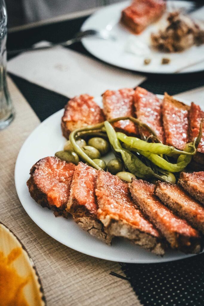Wer eine kulinarische Pause einlegen möchte, sollte das Restaurant Can Polit ausprobieren. Hier gibt es fantastische Tapas in gemütlicher Atmosphäre. | moeyskitchen.com