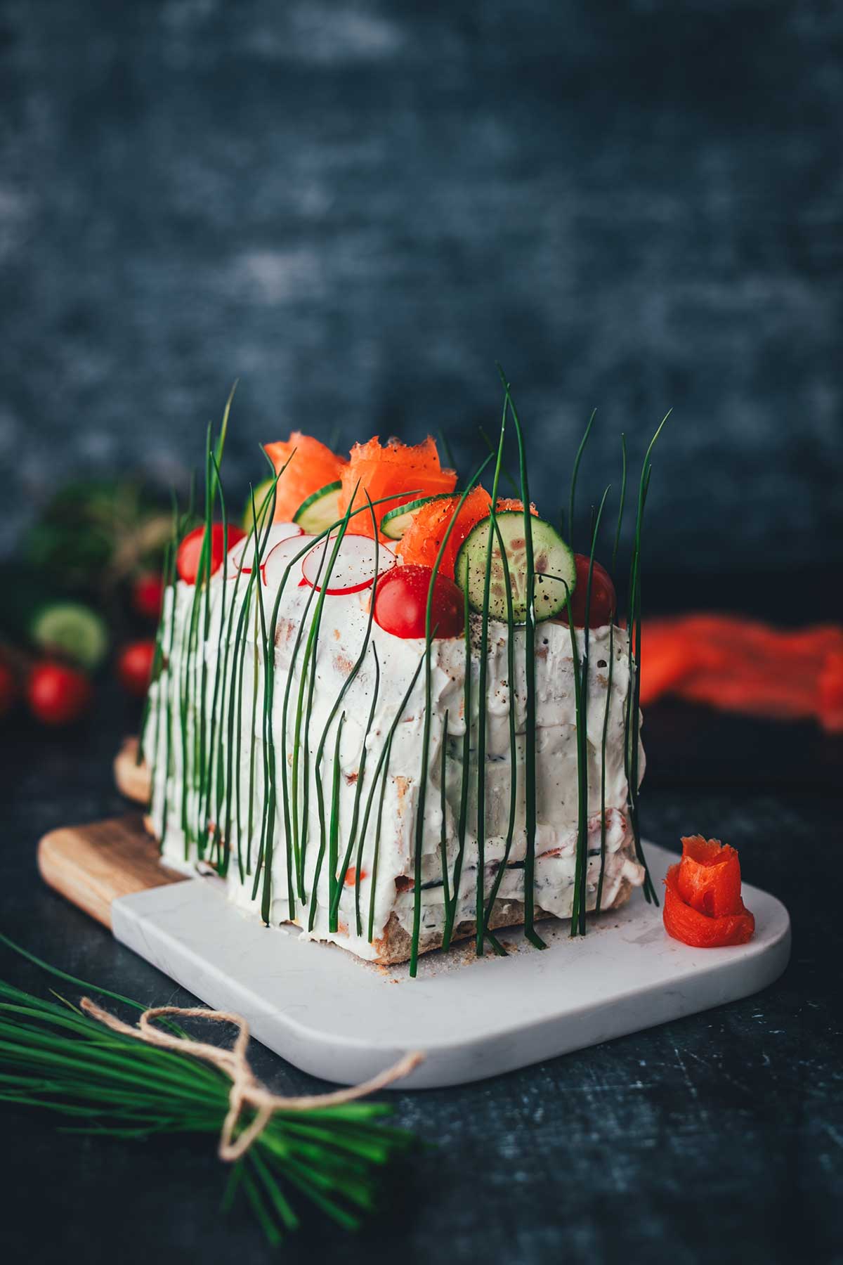 Meine herzhafte Sandwich-Torte mit Räucherlachs, Frischkäse und Frühlingsgemüse erinnert an die klassische Smörgåstårta aus Schweden und ist die perfekte Idee für den Osterbrunch. Schnell gemacht, richtig schön vorzubereiten und auf dem Tisch nicht nur zu Ostern ein totaler Hingucker. | moeyskitchen.com