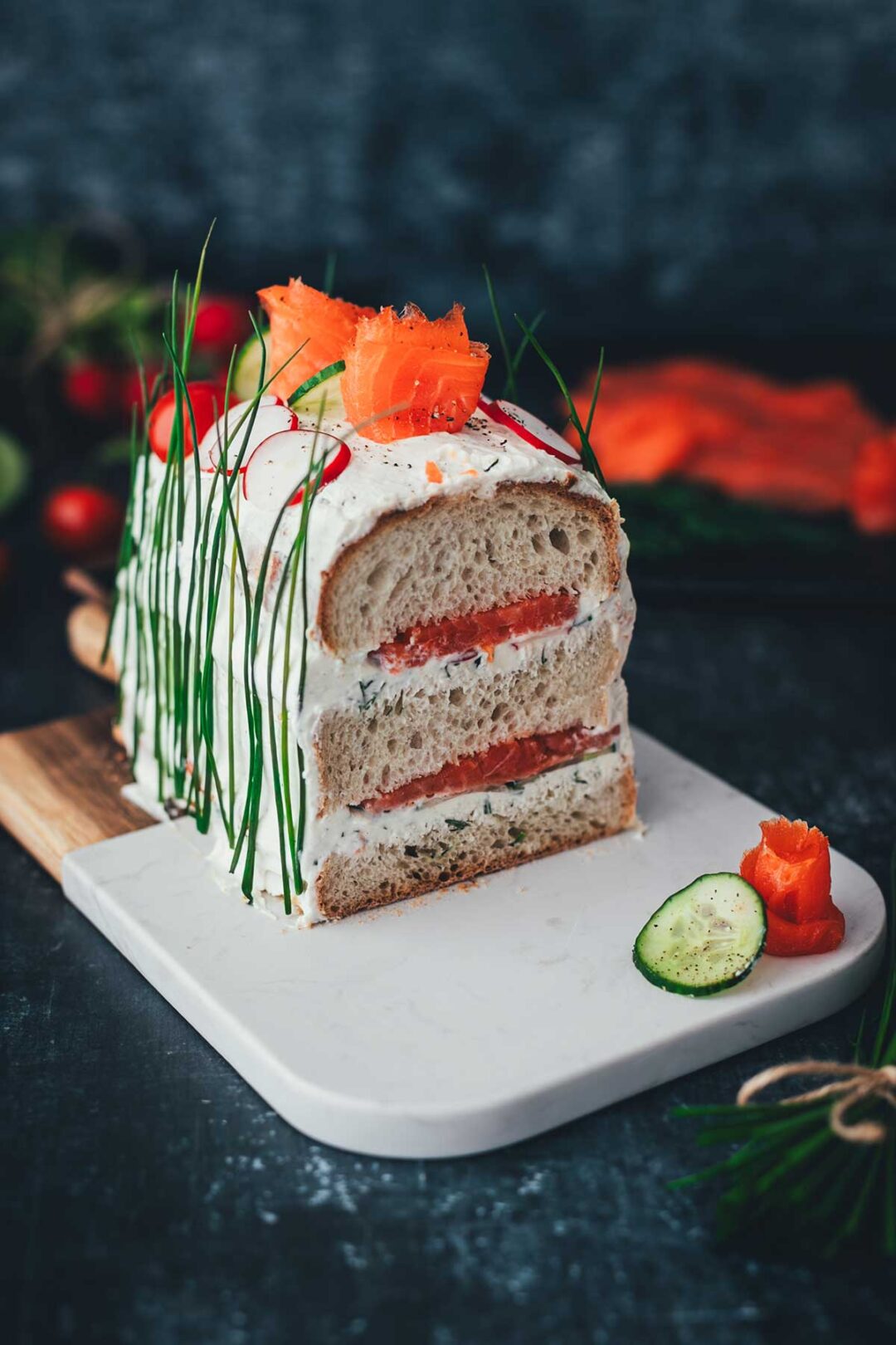 Meine herzhafte Sandwich-Torte mit Räucherlachs, Frischkäse und Frühlingsgemüse erinnert an die klassische Smörgåstårta aus Schweden und ist die perfekte Idee für den Osterbrunch. Schnell gemacht, richtig schön vorzubereiten und auf dem Tisch nicht nur zu Ostern ein totaler Hingucker. | moeyskitchen.com
