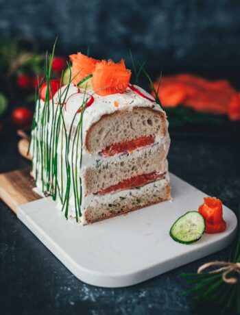 Meine herzhafte Sandwich-Torte mit Räucherlachs, Frischkäse und Frühlingsgemüse erinnert an die klassische Smörgåstårta aus Schweden und ist die perfekte Idee für den Osterbrunch. Schnell gemacht, richtig schön vorzubereiten und auf dem Tisch nicht nur zu Ostern ein totaler Hingucker. | moeyskitchen.com