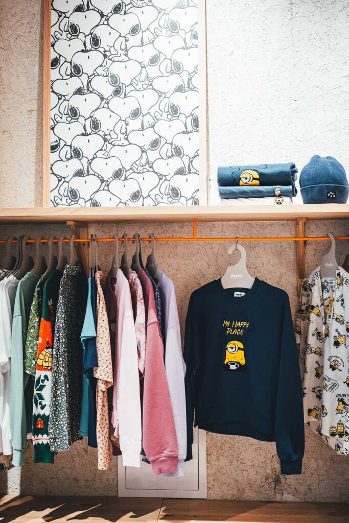 Wer Lust auf nachhaltige, farbenfrohe und schöne Mode hat, sollte bei Brava Fabrics vorbeischauen. Hier gibt es coole Klamotten, oft mit Lizenzprints von Snoopy, Playmobil, Kodak & Co. | moeyskitchen.com