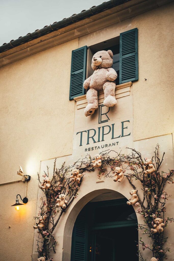 Das Triple Restaurant ist ein echtes Erlebnis: Die Deko ist verrückt, mit riesigen Teddybären und einer Instagram-Foto-Schaukel, aber das Essen ist richtig gut – von der Aioli bis zum Bärchen-Tiramisu... | moeyskitchen.com