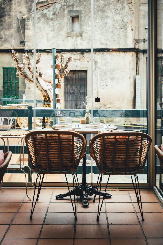 Das Triple Restaurant ist ein echtes Erlebnis: Die Deko ist verrückt, mit riesigen Teddybären und einer Instagram-Foto-Schaukel, aber das Essen ist richtig gut – von der Aioli bis zum Bärchen-Tiramisu... | moeyskitchen.com