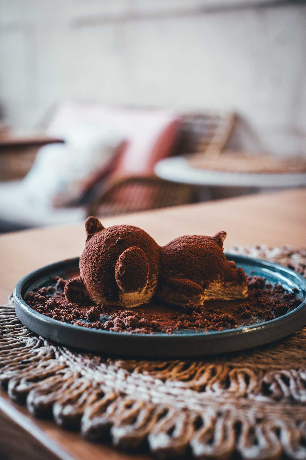 Das Triple Restaurant ist ein echtes Erlebnis: Die Deko ist verrückt, mit riesigen Teddybären und einer Instagram-Foto-Schaukel, aber das Essen ist richtig gut – von der Aioli bis zum Bärchen-Tiramisu... | moeyskitchen.com