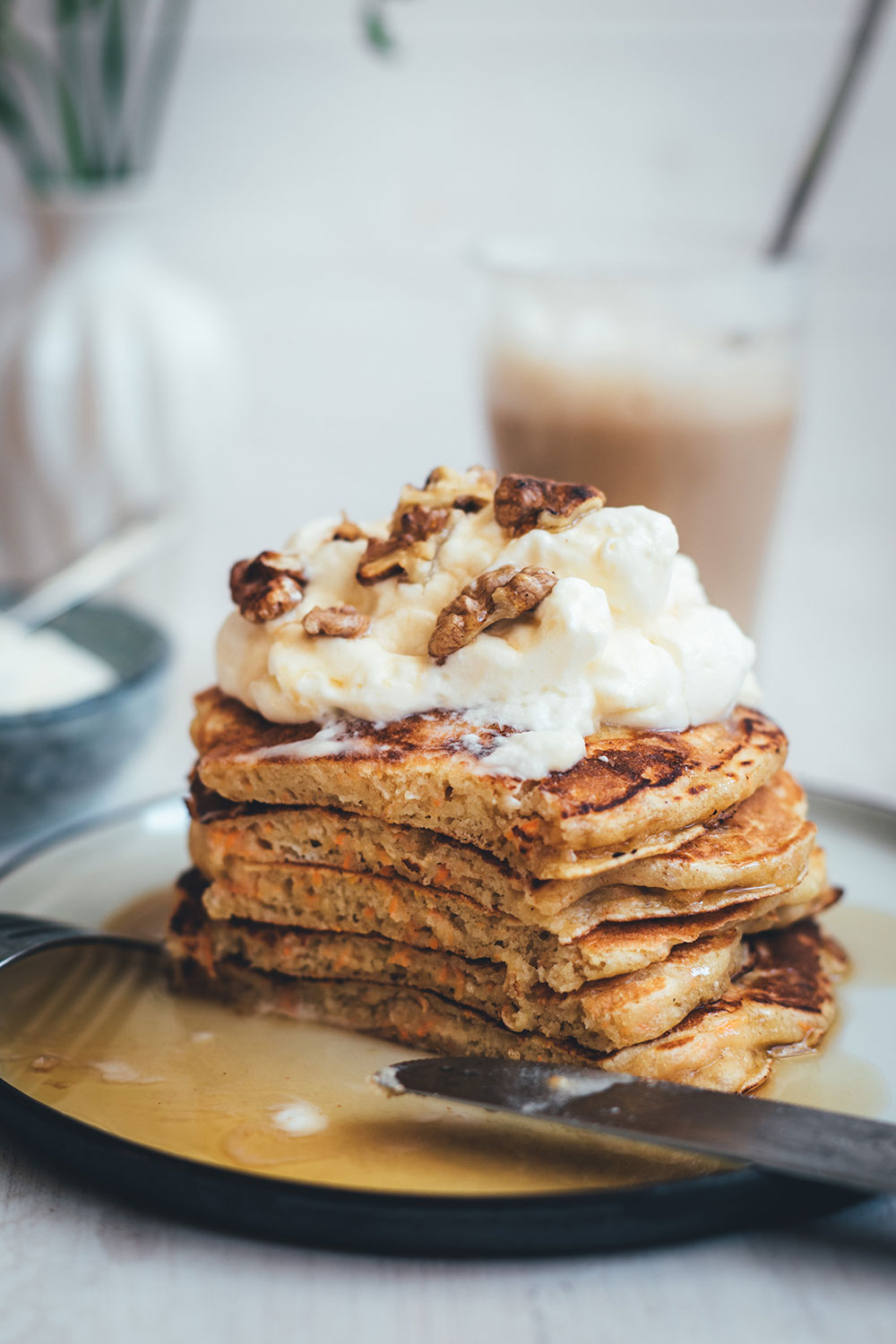 Rezept für saftige Carrot Cake Pancakes | Klassischer Möhrenkuchen verpackt in fluffig-weiche Buttermilch-Pancakes mit Frischkäse-Topping und knackigen Walnüssen | moeyskitchen.com 