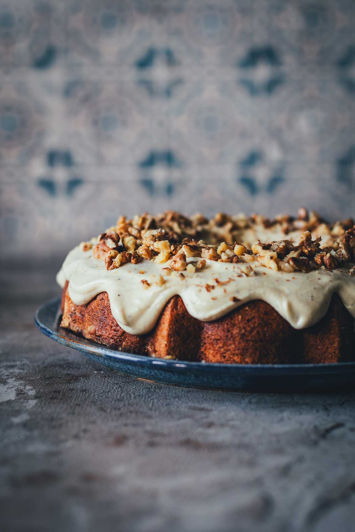 Saftiger Carrot Cake im Pound-Cake-Stil mit Walnüssen, Ananas und einem buttrigen Frischkäsefrosting mit brauner Butter. | moeyskitchen.com