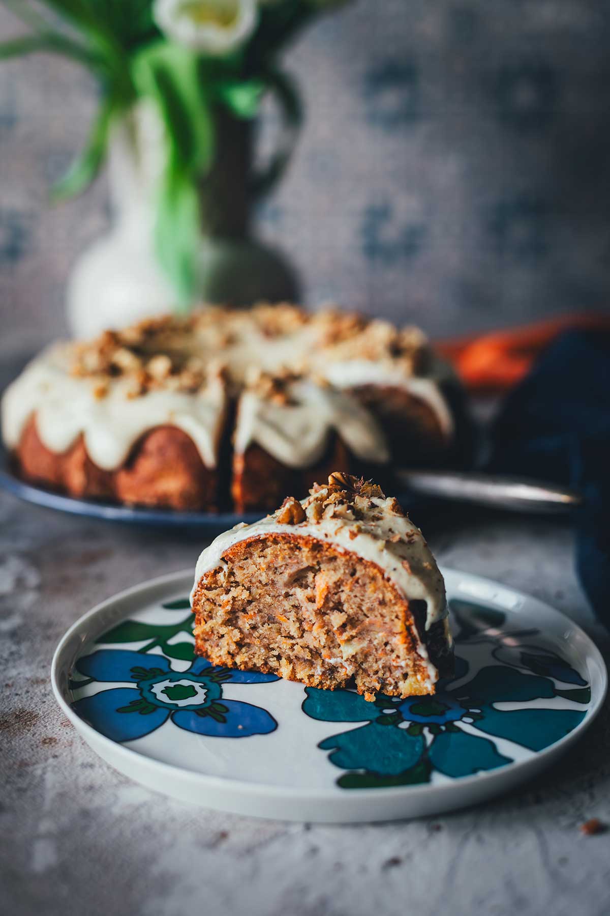 Saftiger Carrot Cake im Pound-Cake-Stil mit Walnüssen, Ananas und einem buttrigen Frischkäsefrosting mit brauner Butter. | moeyskitchen.com