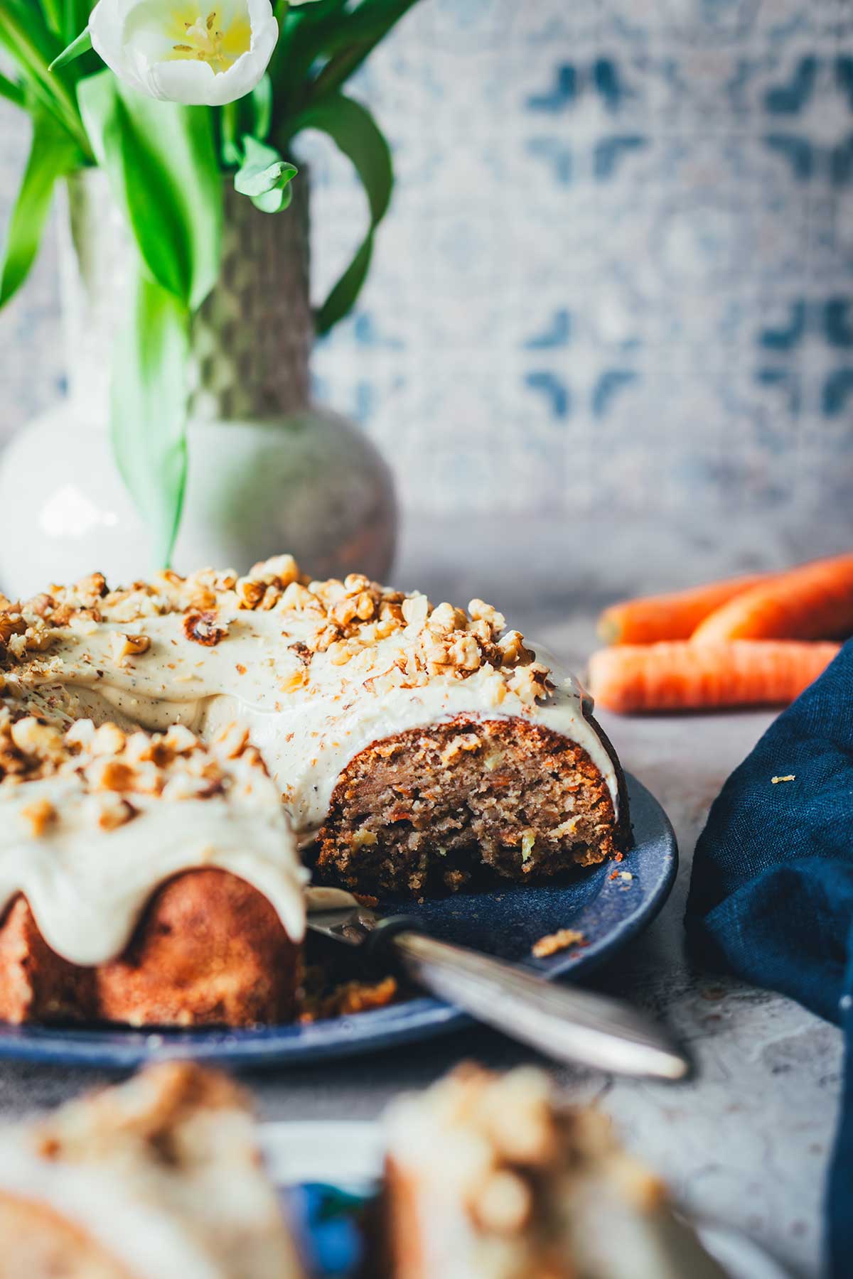 Saftiger Carrot Cake im Pound-Cake-Stil mit Walnüssen, Ananas und einem buttrigen Frischkäsefrosting mit brauner Butter. | moeyskitchen.com